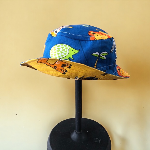 NWOT HANDMADE REVERSIBLE Cotton Child Bucket Hat Lions Giraffes & Zebra 19-20.5” - Picture 2 of 7